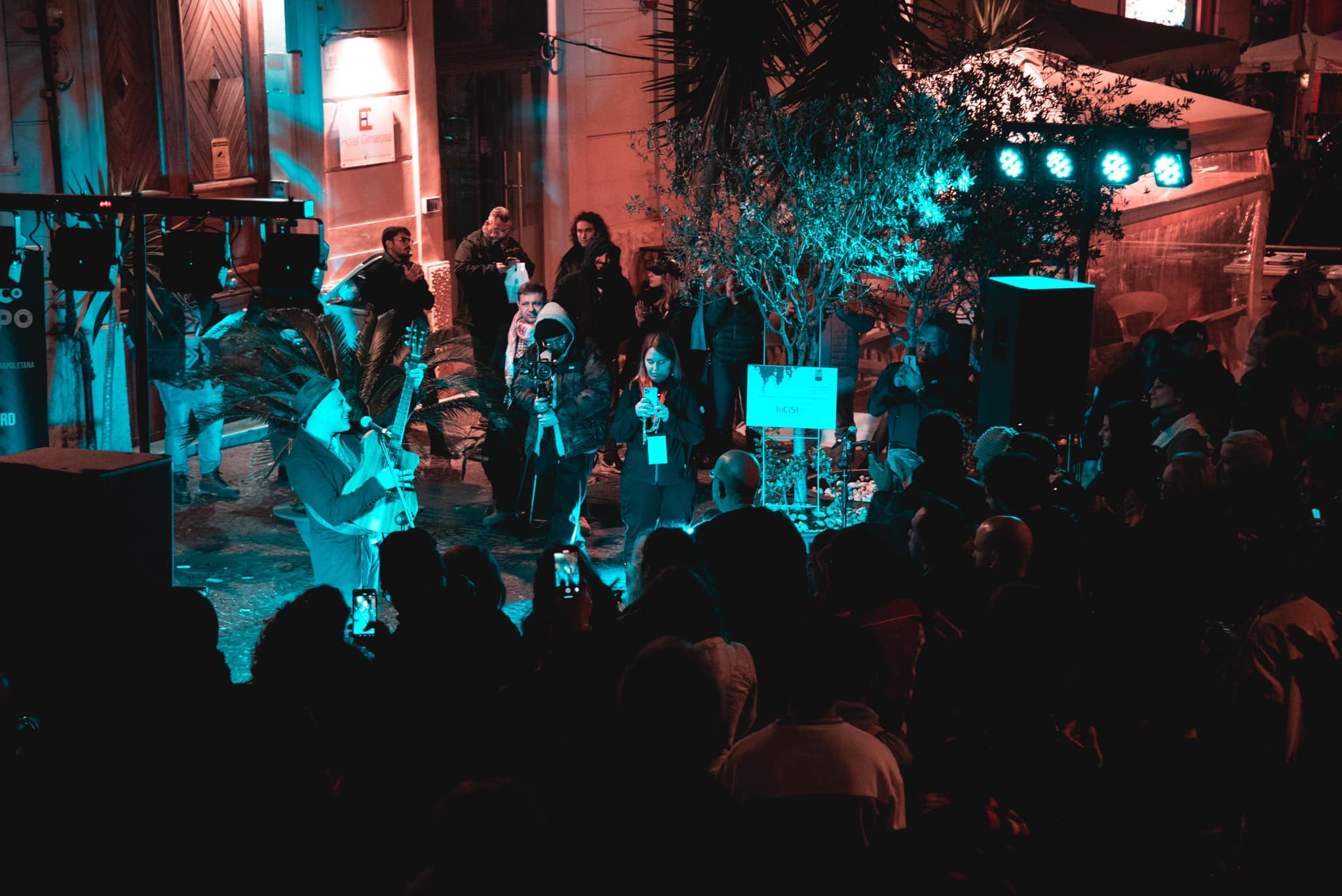 Evento ACTA con pubblico e performance live